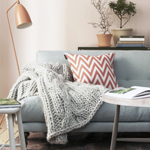 Grote luxe grijze bank} Grote luxe grijze bank